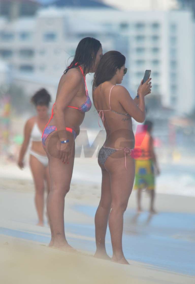 Tania Lizardo en bikini