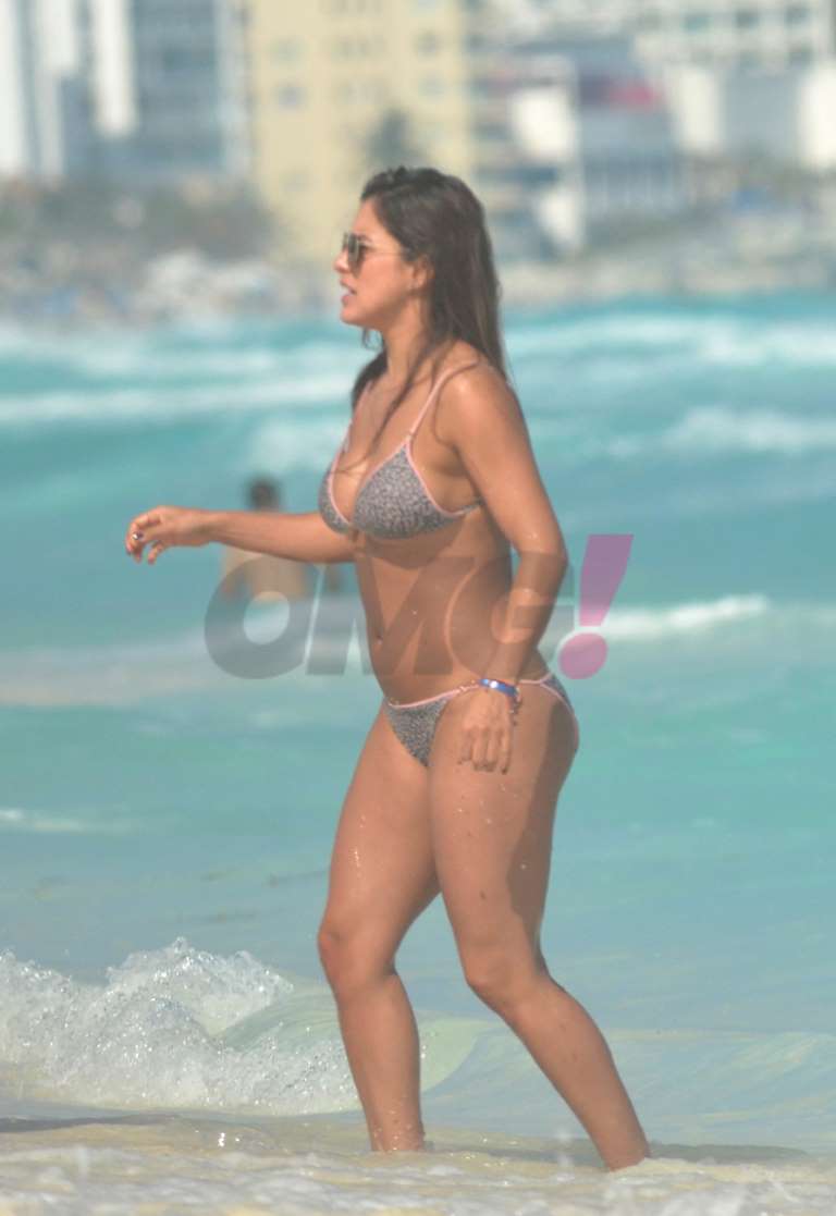  Tania Lizardo en bikini 