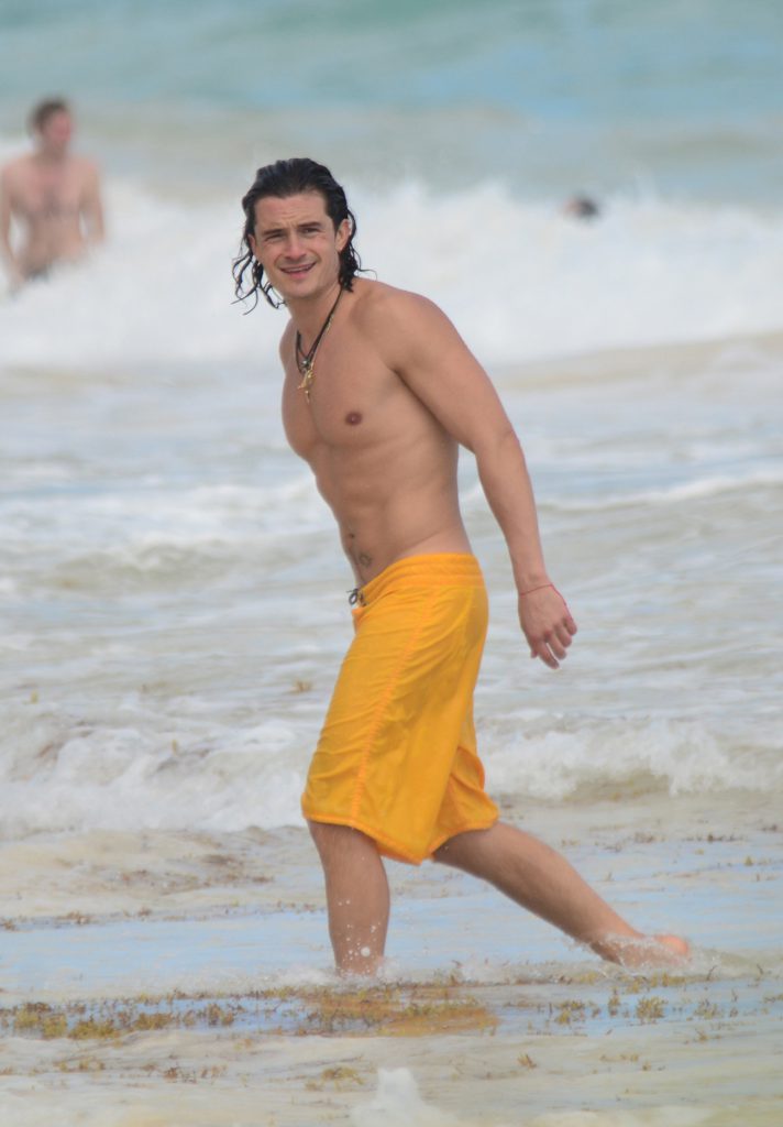Sagoma In Cartone Grandezza Naturale Di Orlando Bloom In Abito - Celebrity Cutouts