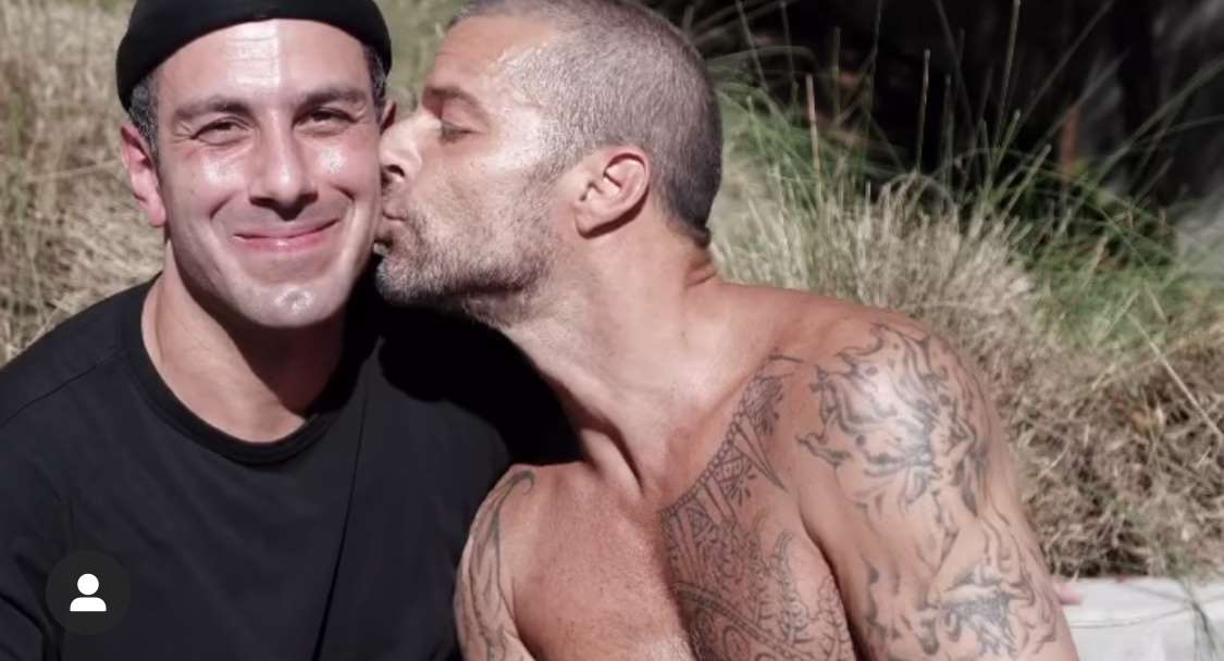 RICKY MARTIN Y SU ESPOSO SE BESAN PARA EL VIDEO “HASTA QUE EL MUNDO SE ...