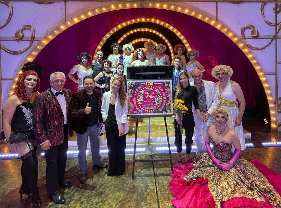 La jaula de las locas develación de placas