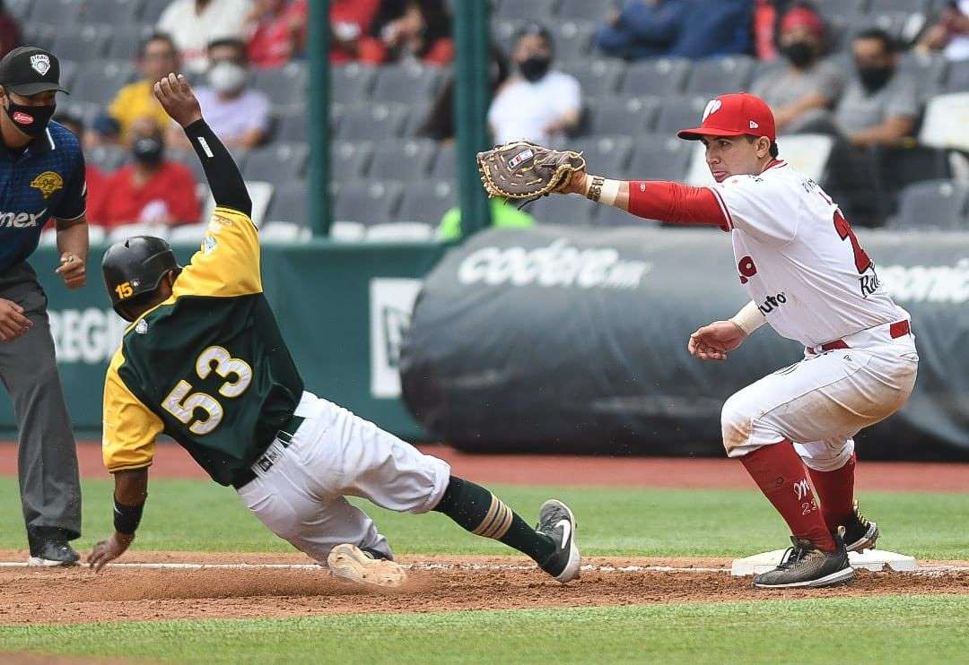 Diablos Rojos del México emparejan la serie frente a los Pericos de Puebla en la Liga Invernal de Beisbol