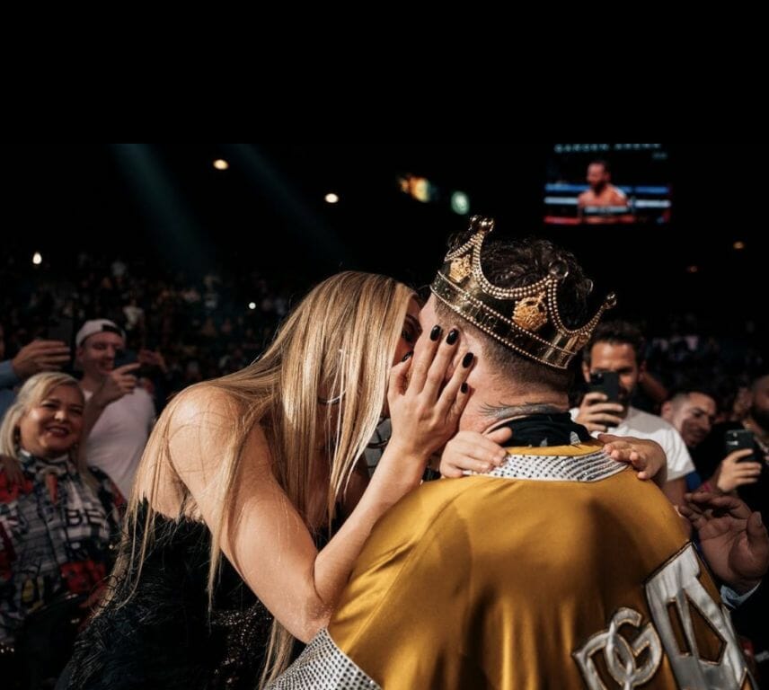 Canelo Alvarez recibe beso de su esposa 