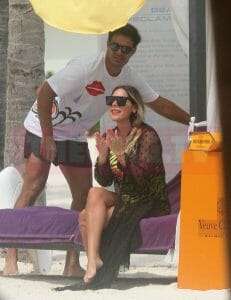 Kristal Cid y Brandon Peniche en la playa de Cancún.