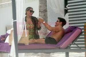 Kristal Cid y Brandon Peniche en la playa de Cancún.
