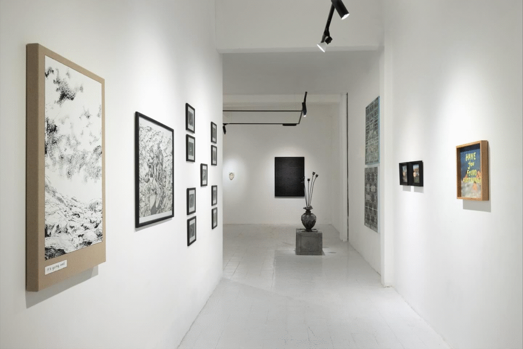 Ayer inauguramos AGUINALDO, nuestra colectiva de fin de año. Esta muestra reúne una selección caprichosa de obras que representan las energías que describen lo que nos pasó durante el año que se va. Es nuestro cierre. Es nuestro aguinaldo.