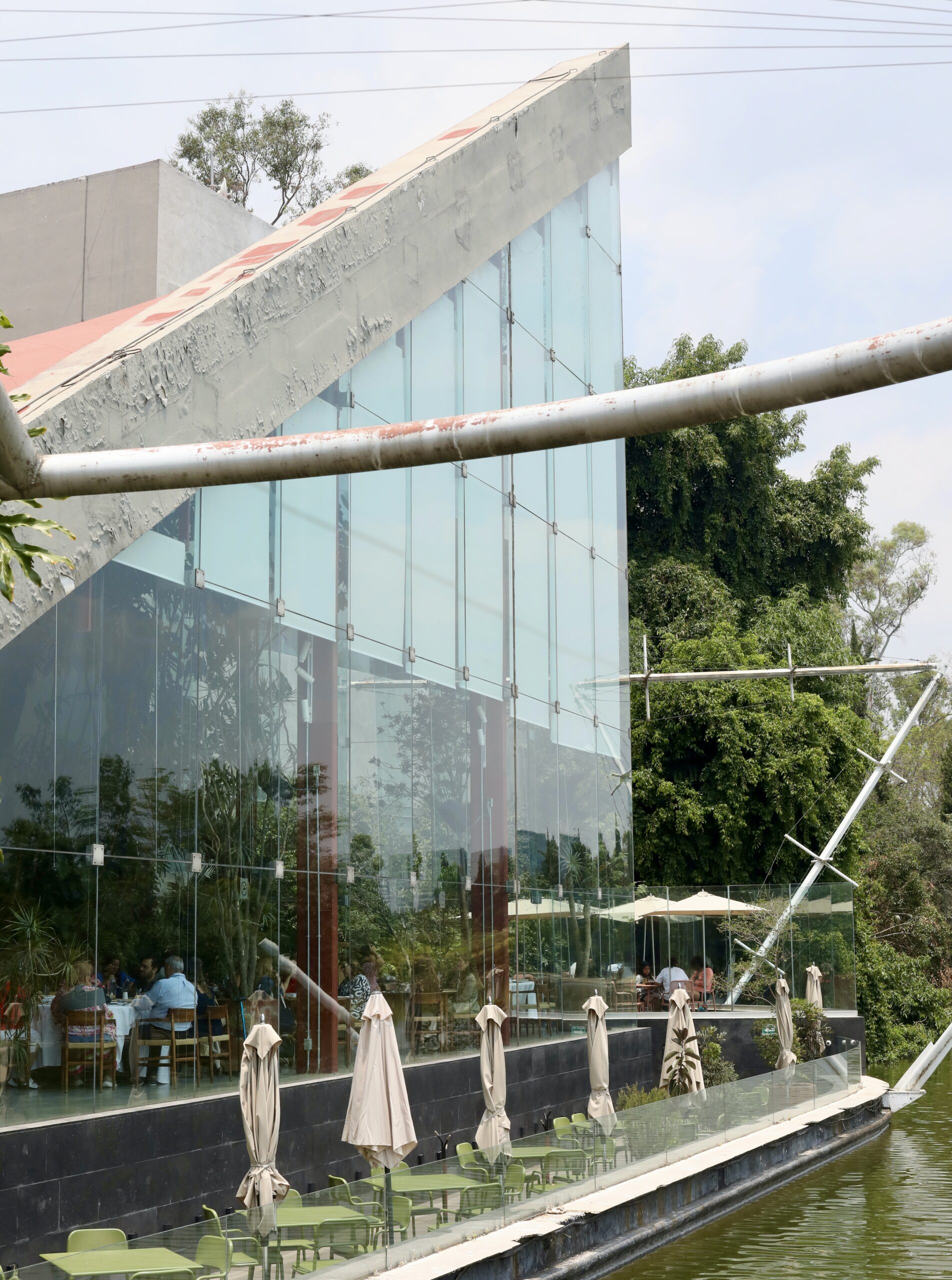LagoAlgo es un centro cultural ubicado en el corazón del Bosque de Chapultepec, dedicado a ser un catalizador de cambio positivo y regeneración.