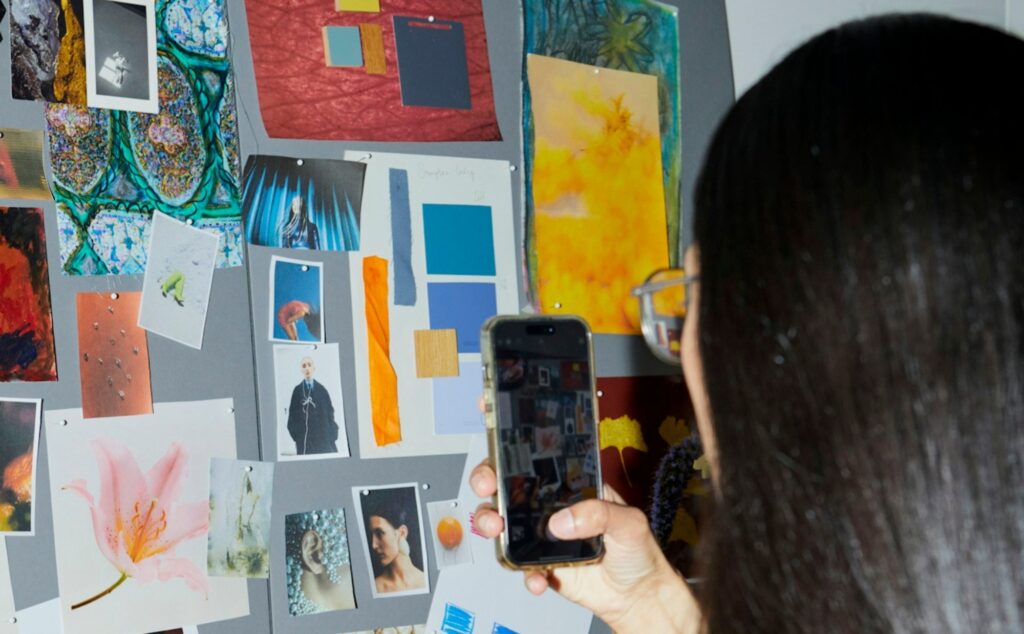 Mujer tomandole foto a un vision board