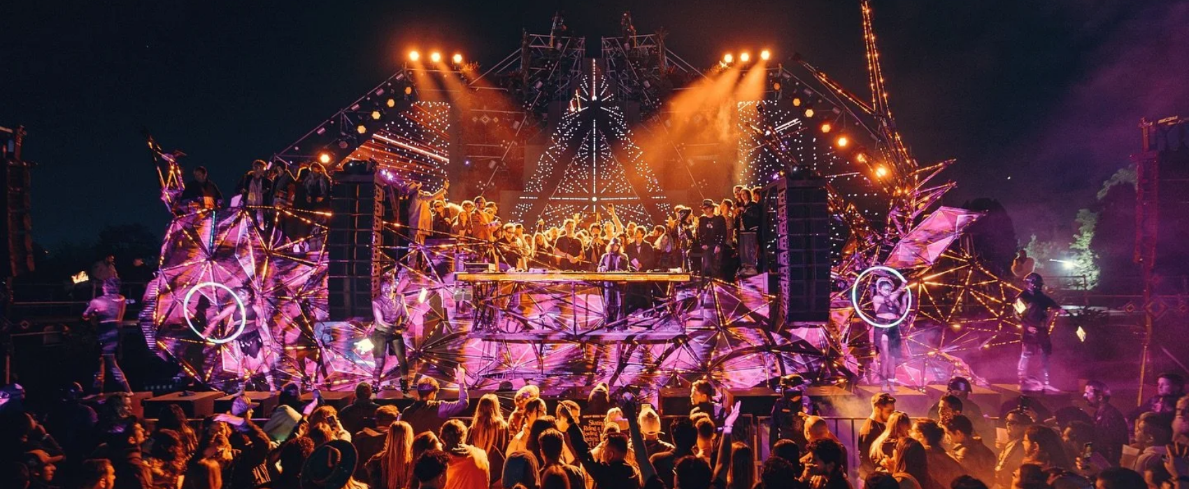 “Mayan Warrior es el resultado de un proyecto colaborativo que ha unido a artistas, artesanos, fotógrafos, diseñadores, tecnólogos, arquitectos y músicos de la Ciudad de México y del norte de California. La intención original del proyecto fue presentar al mundo el increíble ascenso de la música electrónica contemporánea mexicana, al tiempo que se rinde homenaje a las fuentes profundas y ancestrales de las que ha surgido esa cultura visual y sonora. Tanto la luz como el sonido están curados por algunos de los artistas más destacados del mundo, para transportar a los participantes a los orígenes mismos de la cultura y hacia una nueva comprensión de la expresión electrónica contemporánea.” 