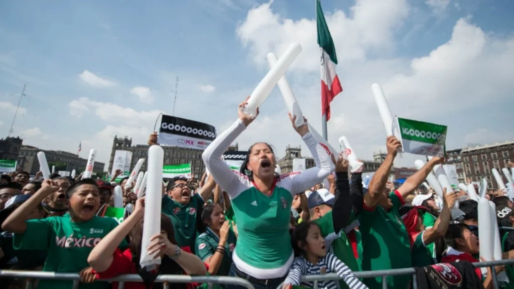 Mexicanos celebrando en partido de méxico